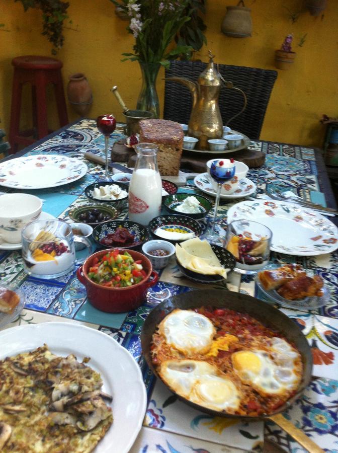 Inn Mikes Khan *